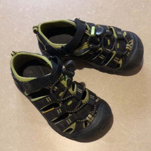 Boys Size 11 Keens - Picture 3 of 6